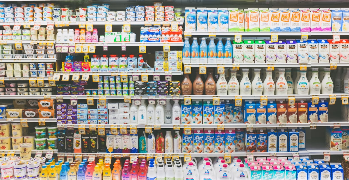 Góndolas de supermercado con productos alimenticios