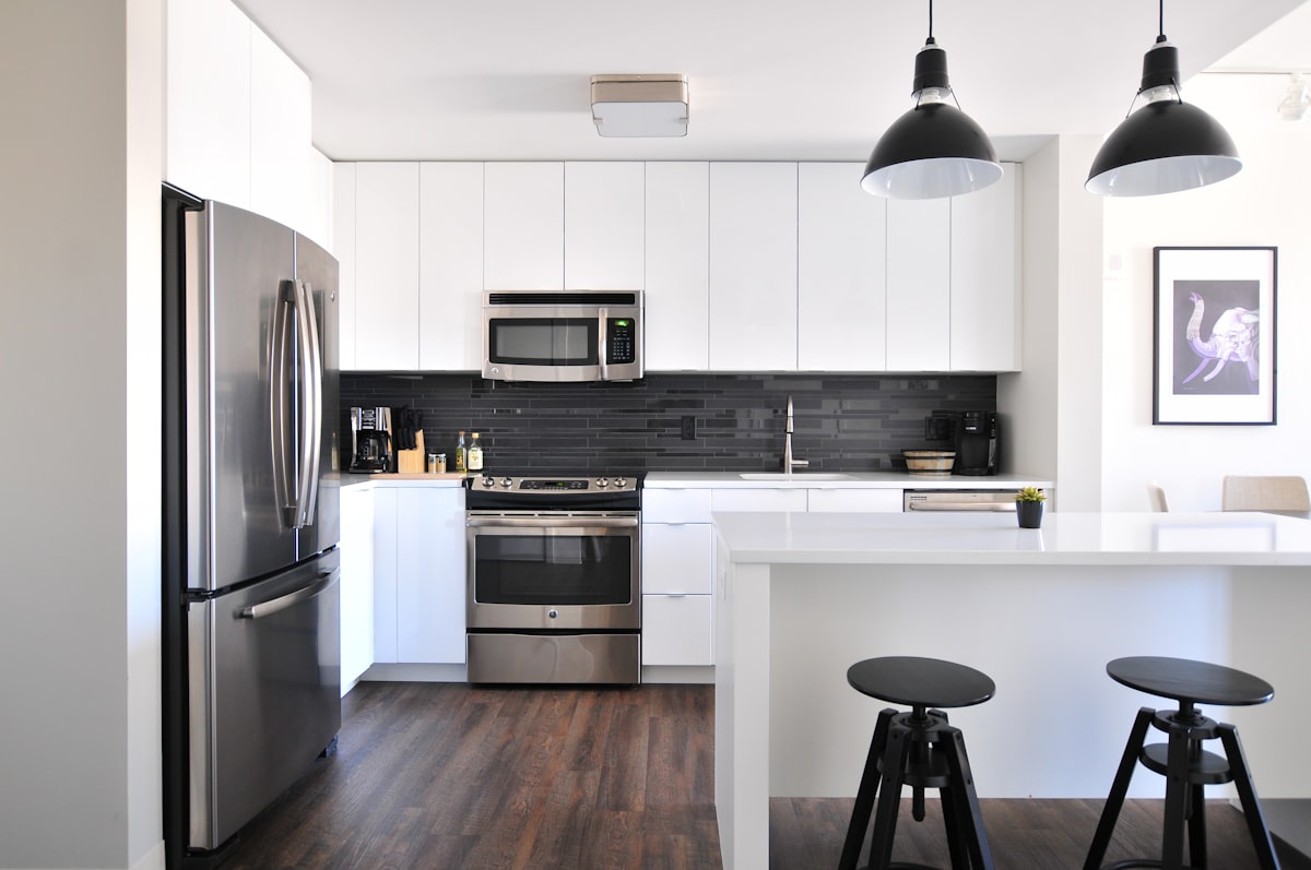 Cocina equipada con refrigeradora, estufa y microondas