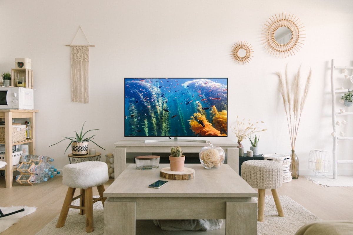 Sala de estar con televisor e iluminación